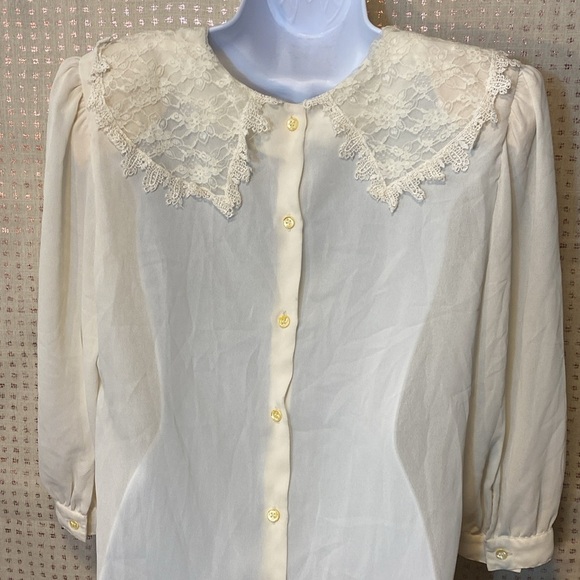 VNTG Nilani Lace Bid Blouse with Buttons Down the Back - Picture 5 of 9